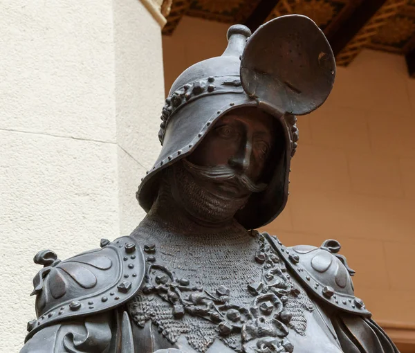 Skulptur av kung Arthurs gamla metallstaty. Medeltida riddare rustning full storlek stående krigare. Riddarorden och en järnriddare rustning — Stockfoto