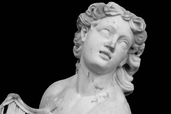Мраморная голова скульптура молодой женщины, древнегреческая богиня искусства бюст статуя изолированы на черном фоне — стоковое фото