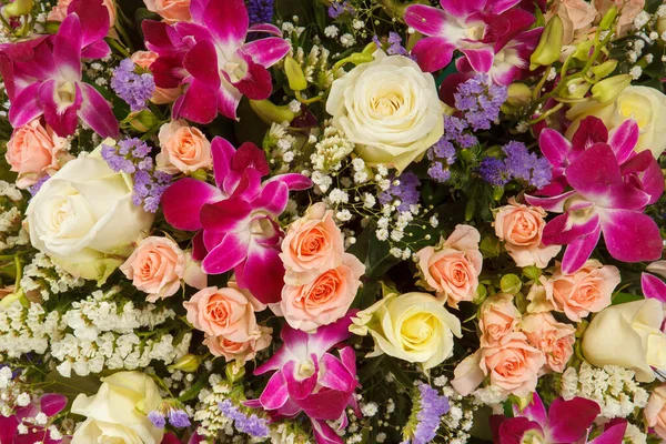 Fond de roses en papier coloré fond dans une réception de mariage avec des couleurs douces. Image rapprochée de beau fond de mur de fleurs avec des roses rouges et blanches étonnantes. Vue du dessus — Photo