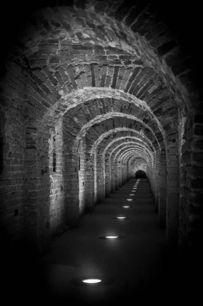 Vörös téglából készült téglaalagút átjáró egy középkori vár két szárnya között. Gránitkő, tégla, belső folyosó a bástyákhoz. — Stock Fotó