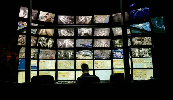 Saint-Pétersbourg, Russie - 9 décembre 2019 : Vue arrière d'un homme regardant plusieurs écrans d'ordinateur. Système de surveillance avec plusieurs affichages sur l'exposition de la disposition Grand maket Russie — Photo