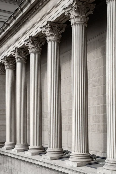 Vintage Old Justice Courthouse Column. Columnata neoclásica con columnas corintias como parte de un edificio público parecido a un templo griego o romano —  Fotos de Stock