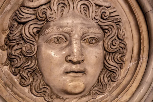 Medusa face sculptura. Portretul principal al lui MedusaÎn mitologia greacă Medusa a fost un monstru, un Gorgon, o femeie umană înaripată cu o față hidoasă și șerpi veninoși vii în loc de păr. — Fotografie, imagine de stoc