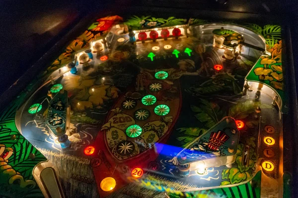 Budapest, Hongarije - 25 maart 2018: Pinball museum. Pinball tafel close-up uitzicht op vintage machine — Stockfoto