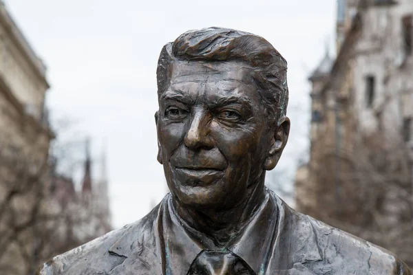 Budapeszt, Węgry - 25 marca 2018: Posąg Ronalda Reagana w pobliżu budynku węgierskiego parlamentu w dzielnicy rządowej Budapesztu. Plac Wolności. Wkład w zakończenie zimnej wojny — Zdjęcie stockowe