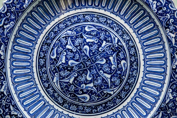 Textura de telhas cerâmicas em estilo oriental oriental. Azulejos turcos forrado na parede. Velho padrão azulejo ornamento floral no chão. Arte tradicional otomana. Marroquino Português mosaico fundo — Fotografia de Stock