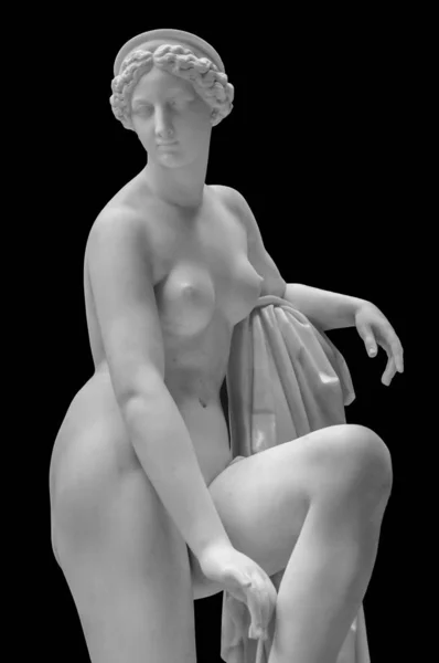 Tête de sculpture en marbre blanc de jeune femme. Statue de la renaissance sensuelle art ère femme nue en cercle style antique isolé sur fond noir — Photo