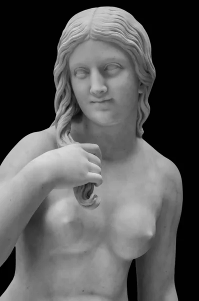 Kopf einer jungen Frau aus weißem Marmor. Statue der sinnlichen Renaissance-Kunst-Ära nackte Frau im Kreis antiken Stil isoliert auf schwarzem Hintergrund — Stockfoto