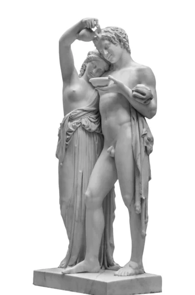 Estatua de mármol del hombre y la mujer sobre fondo blanco. Antigua escultura de piedra de pareja aislada sobre blanco — Foto de Stock