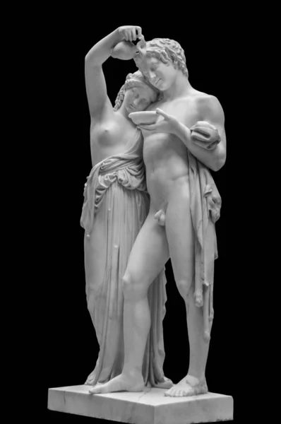 Мраморная статуя мужчины и женщины на белом фоне. Старинная каменная скульптура пары, изолированная над черным — стоковое фото
