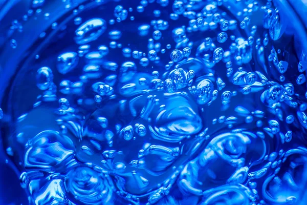 Burbujas de gel azul líquido. Gel de polímero. Gel de sílice. Bolas de hidrogel azul. Bola líquida de cristal con reflejo. Textura de fondo. Primer plano macro. Jabones fondo con burbujas de aire — Foto de Stock