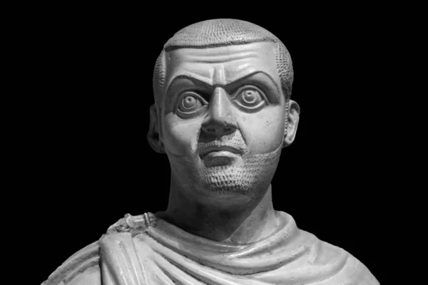 Kopf und Schultern Detail der antiken Skulptur. Vereinzelt auf schwarzem Hintergrund. Antike Marmorstatue mit mythischem Charakter — Stockfoto