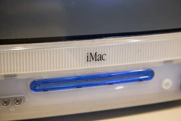 Stambuł, Turcja, marzec 2019: zbliżenie starego tęczowego logo Apple na starym komputerze Macintosh. Muzeum Rahmi koc — Zdjęcie stockowe