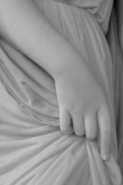 Λευκή αρχαία μαρμάρινη λεπτομέρεια αγάλματος από ανθρώπινο χέρι — Φωτογραφία Αρχείου