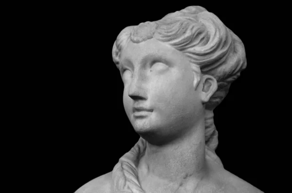 Cabeça de escultura de mármore branco de mulher jovem. Estátua da sensual renascimento arte era mulher nua em estilo antigo circlet isolado no fundo preto — Fotografia de Stock