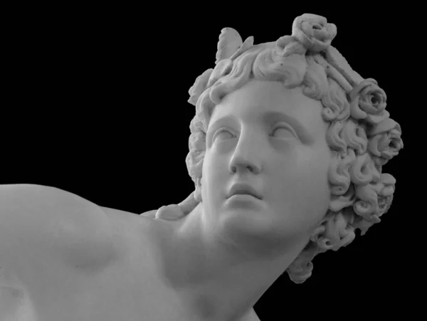 Cabeça de escultura de mármore branco de mulher jovem. Estátua da sensual renascimento arte era mulher nua em estilo antigo circlet isolado no fundo preto — Fotografia de Stock