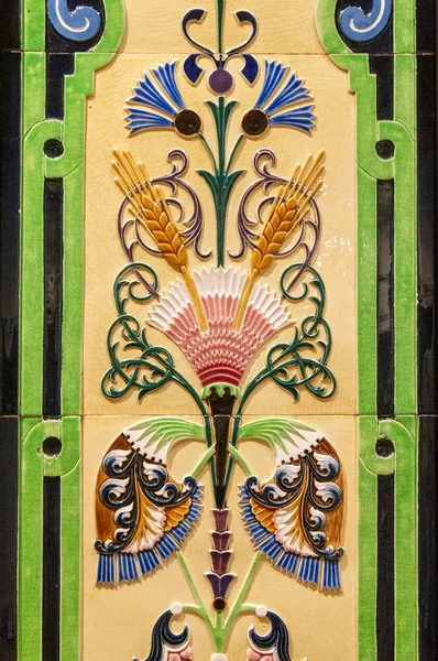 Cerâmica com padrões tradicionais pintados à mão. Detalhe dos azulejos tradicionais da fachada da antiga casa em Lisboa, Portugal — Fotografia de Stock