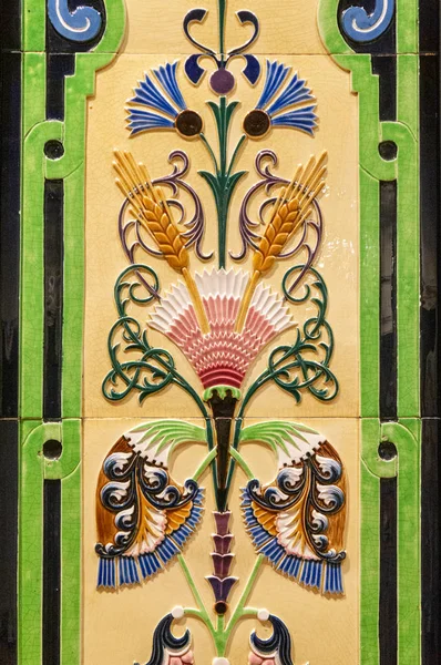 Keramiek met de hand geschilderd traditionele patronen. Detail van de traditionele tegels azulejos van gevel van oud huis in Lissabon, Portugal Stockafbeelding