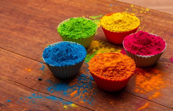 Σκόνη Holi χρώμα. Βιολογικά Gulal χρώματα σε μπολ για Holi φεστιβάλ, εορταστική ινδουιστική παράδοση. Μπλε, ροζ, ματζέντα, πορτοκαλί, κίτρινο holi ξηρό χρώματα σε φόντο ξύλινη επιφάνεια — Φωτογραφία Αρχείου