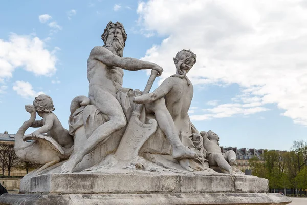 Sculptuur in de Jardin des Tuileries Tuileries tuin - favoriete plek voor de rest van de toeristen als de Parijzenaars. Tuin werd opgericht door Catherine de Medici in 1564. Paris, Frankrijk Stockfoto