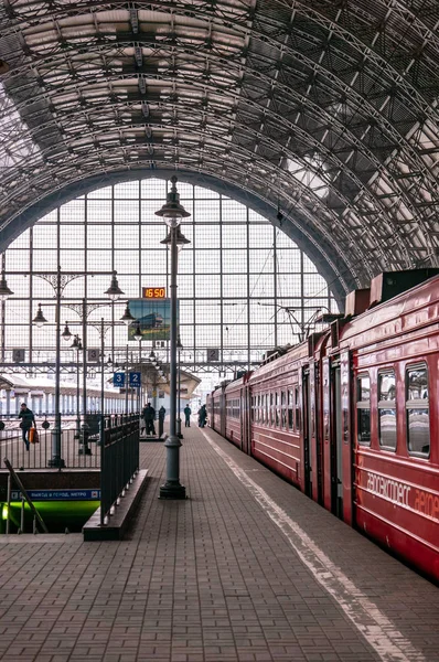 Moskau, Russland - 23. März 2013: Überdachter Bahnsteig des Kiewer Bahnhofs. Roter Zug Aeroexpress zum Flughafen. Menschen auf dem Bahnsteig neben dem Aero-Schnellzug im Kiewer Bahnhof Moskau — Stockfoto