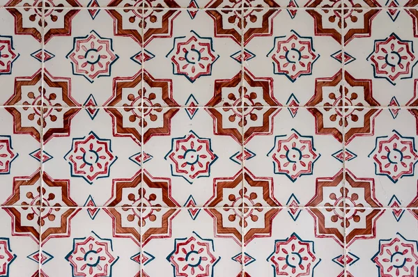 Handgefertigte alte türkisblaue Keramikfliesen an der Wand in Istanbul, Türkei. Nahaufnahme. antiken osmanischen gemusterten iznik syle Design Fliesen Komposition. Blumenmuster auf Keramikfliesen — Stockfoto