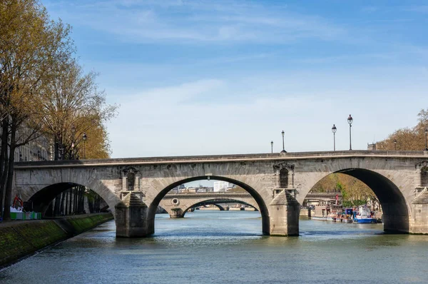 Paříž, Francie, 30. března 2017: Paris Bridge. Mosty z Paříže přes řeku Seine, za krásného oblačného dne. Nejméně 37 mostů pokrývá řeku Seine, řeka oddělující levý a pravý břeh Paříže Royalty Free Stock Obrázky