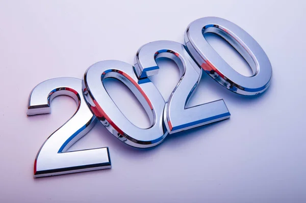 Gott nytt år 2020. Symbol från nummer 2020 på ljus bakgrund. Silverbokstäver i form av siffror 2020. — Stockfoto