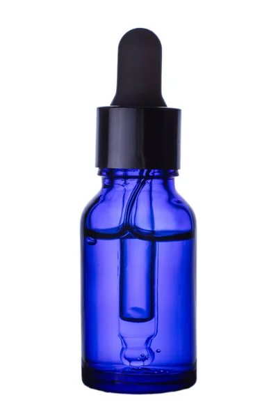 Serumglasflaska isolerad på vit bakgrund. Kosmetisk hudvård, Moisturizer, Serum oljeflaska på vitt — Stockfoto