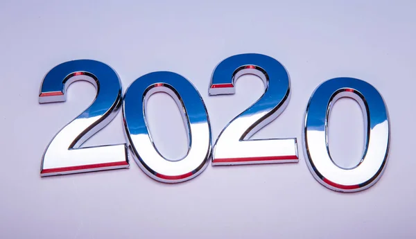 С Новым 2020 годом. Символ с номера 2020 на ярком фоне. Серебряные буквы в виде цифр 2020. — стоковое фото