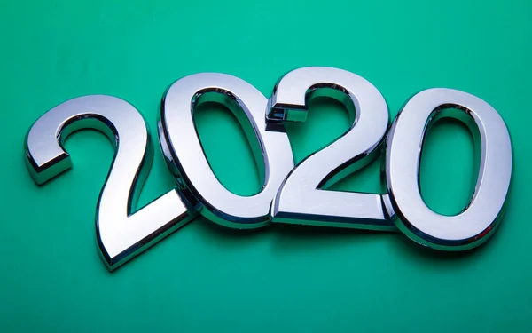 Gelukkig Nieuwjaar 2020. Symbool uit nummer 2020 op een heldere achtergrond. Zilveren letters in de vorm van cijfers 2020. Stockfoto