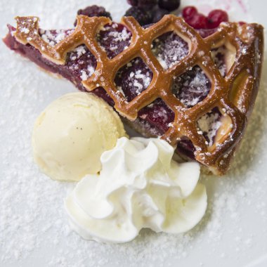 Vişneli tart dilim top vanilyalı dondurma ile