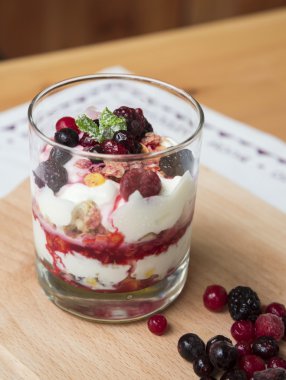 Tahıl ve meyve ile Yunan yoğurt