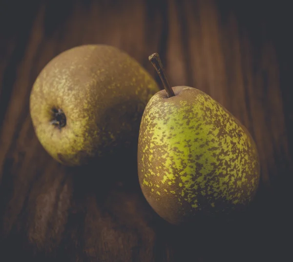 Pears on a wooden table — Stock Photo, Image