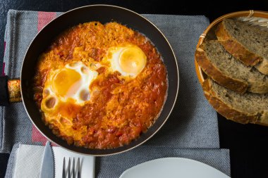 Kahvaltı shakshuka kızarmış yumurta domates ile