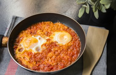 Shakshuka bir sos domates, biber ve soğan, kimyon ile baharatlı kez haşlanmış yumurta bir yemektir