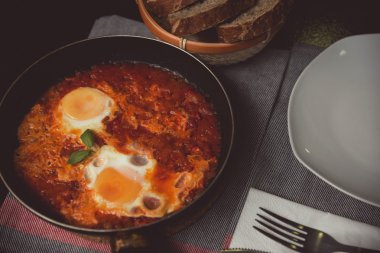 Shakshuka domates, biber ve soğan bir sos haşlanmış yumurta bir yemektir