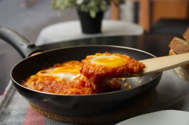 Shakshuka bir sos domates, biber ve soğan, kimyon ile baharatlı kez haşlanmış yumurta bir yemektir
