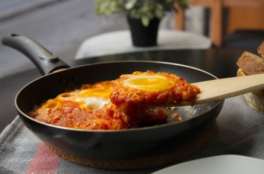 Bir tavada servis Shakshuka