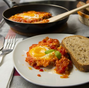 Bir tavada servis Shakshuka