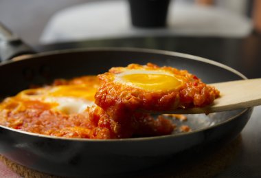 Bir tavada servis Shakshuka
