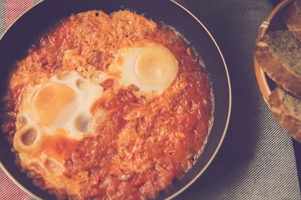 Danie Jaj Smażone Pomidory Papryki Cebuli Przypraw Sosem Jedzenie Śniadanie — Zdjęcie stockowe