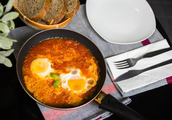 Breakfast shakshuka of fried eggs with tomato — Stock Photo, Image