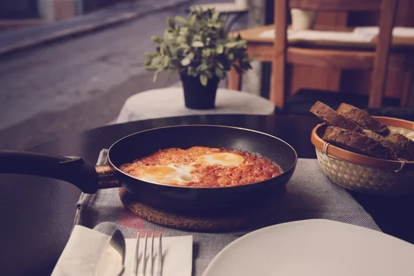 Shakshuka Блюдо Яйця Варена Соус Томати Перець Чилі Цибулю Часто — стокове фото