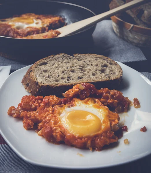 Frühstück Shakshuka von Spiegeleiern mit Tomaten — Stockfoto