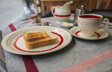 Continental Kahvaltı: çay, kızarmış ekmek ve reçel