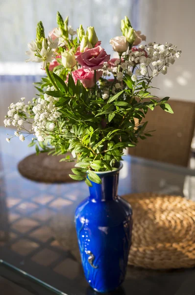 Bukett av attraktiva färska blommor — Stockfoto