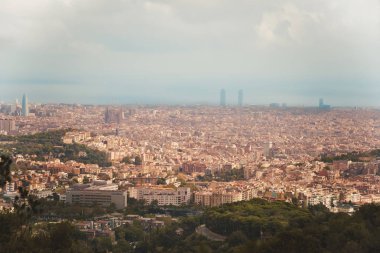 Sonbahar günü Barcelona şehrinin panoramik görünümü. Catalonia, İspanya