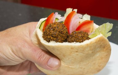 Falafel ile dolu pide