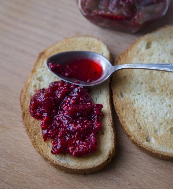 Ev yapımı Frambuaz reçeli ile ekmek